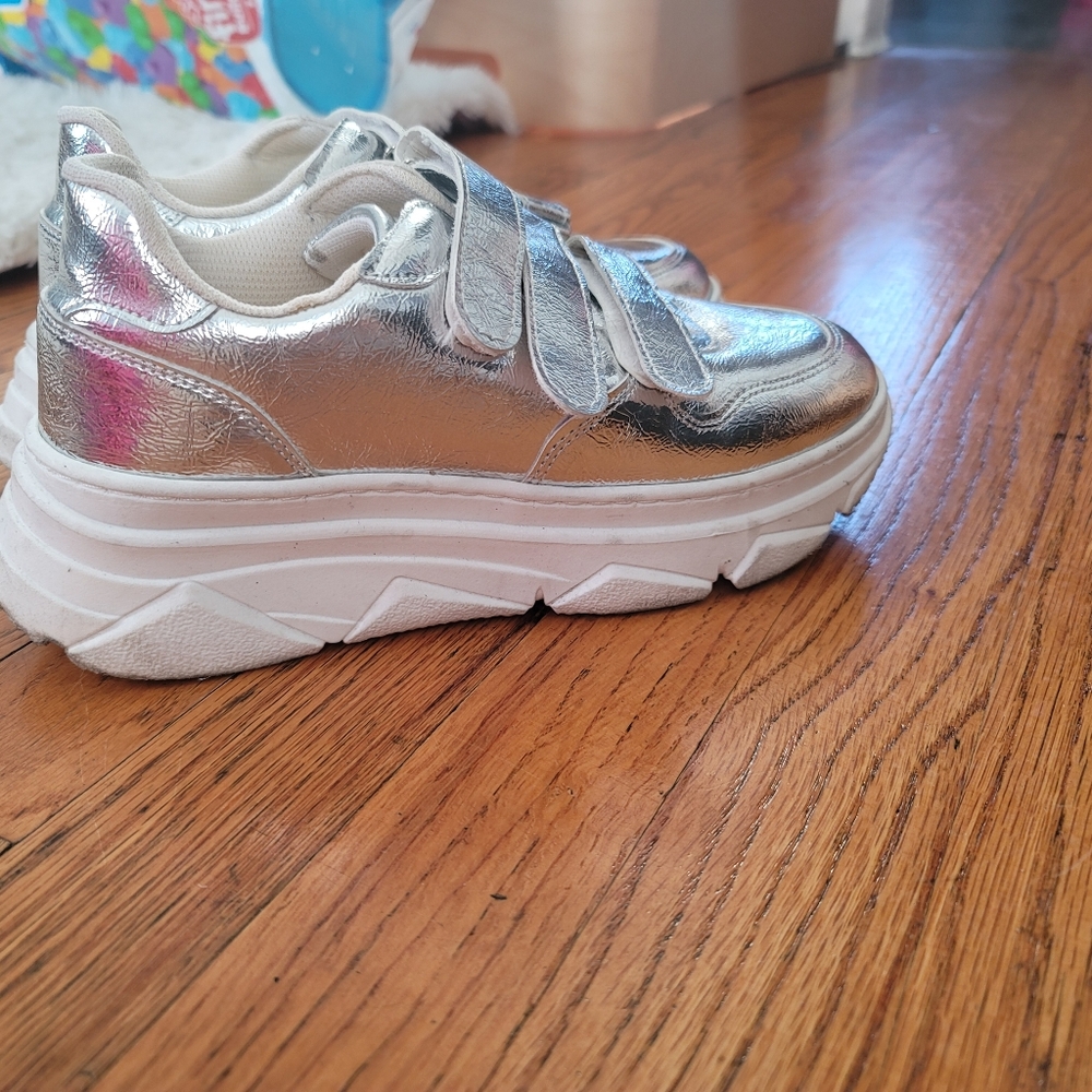Sneakers - Picture 4 of 4